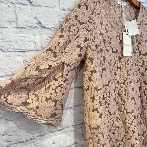 NWT Pleione Women’s Floral Pattern Lace Top With Bell Sleeves - Picture 4 of 7